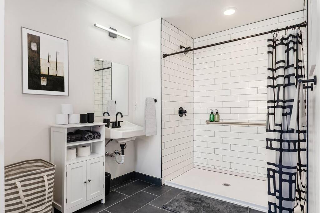 Loft With Pool Table! Pet-friendly Haven! Apartment *